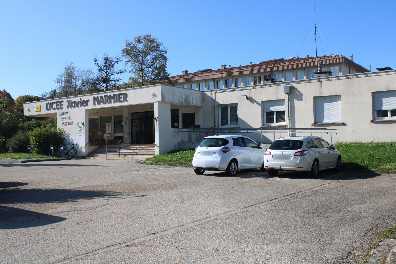 le-lycee-xavier-marmier-a-entierement-ete-evacue-en-raison-d-une-odeur-suspecte-de-gaz-photo-er-lea-loriol-1665592386-2 le-lycee-xavier-marmier-a-entierement-ete-evacue-en-raison-d-une-odeur-suspecte-de-gaz-photo-er-lea-loriol-1665592386-2