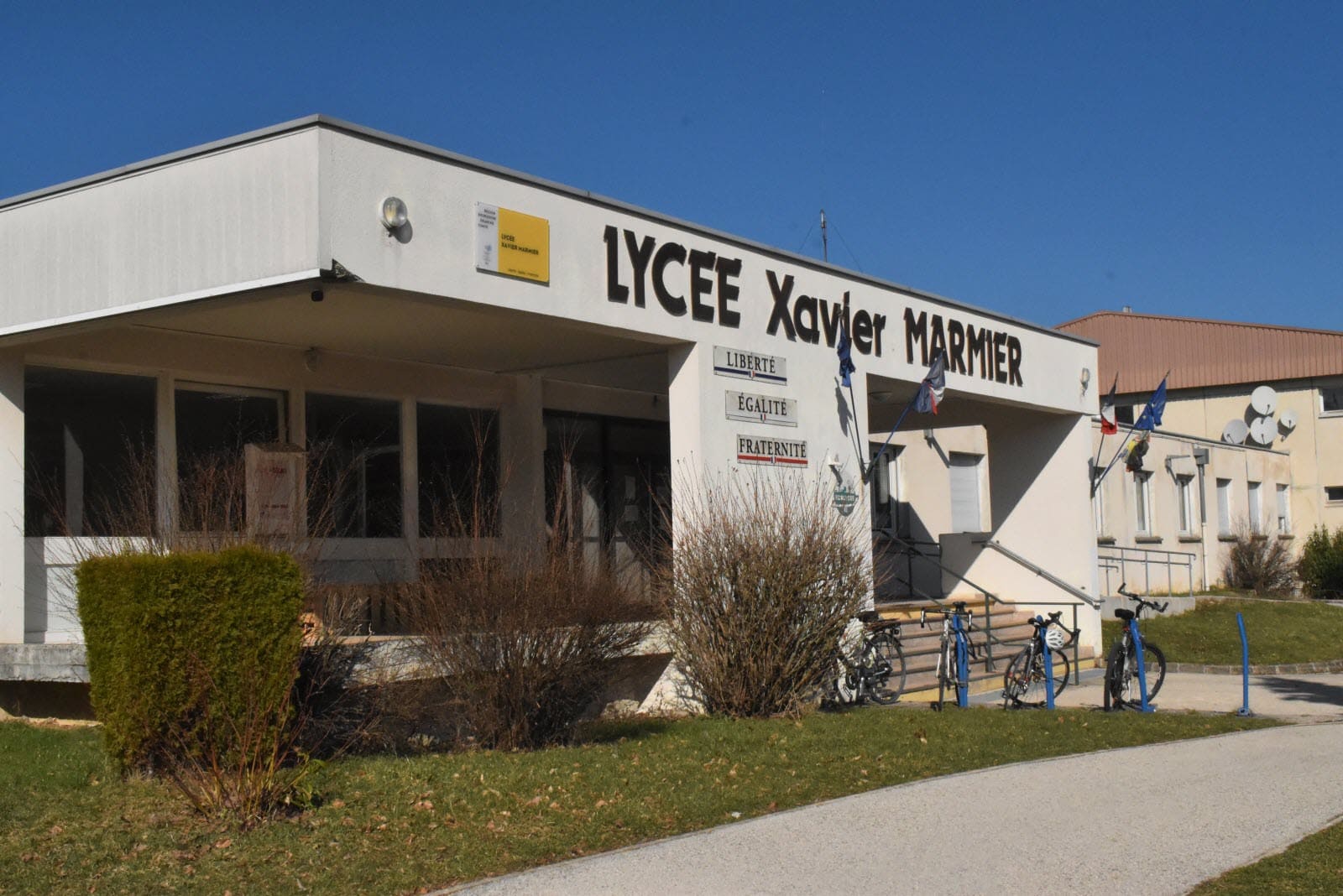 photo-d-illustration-de-l-entree-du-lycee-xavier-marmier-de-pontarlier-le-plus-grand-de-la-commune-photo-er-anthony-rivat-1756141719-2